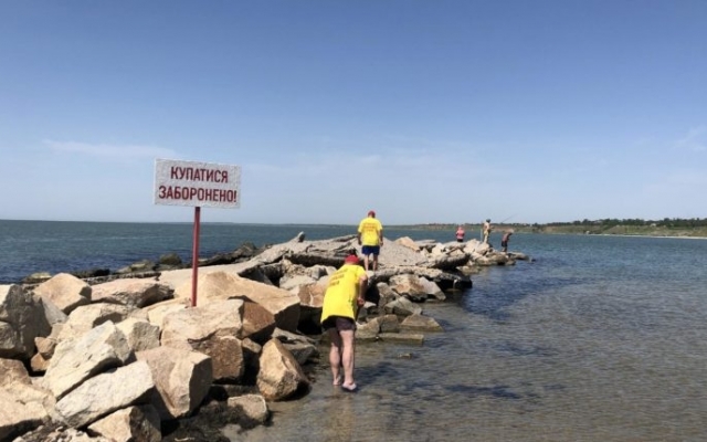 На популярном курорте Азова запретили купаться на одном из пляжей (ФОТО) Фото № 2 На популярном курорте Азова запретили купаться на одном из пляжей (ФОТО) Фото № 2
