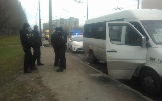 В Запорожье маршрутчик вызвал полицию, потому что не хотел везти школьника (ФОТО) Фото № 0 В Запорожье маршрутчик вызвал полицию, потому что не хотел везти школьника (ФОТО) Фото № 0