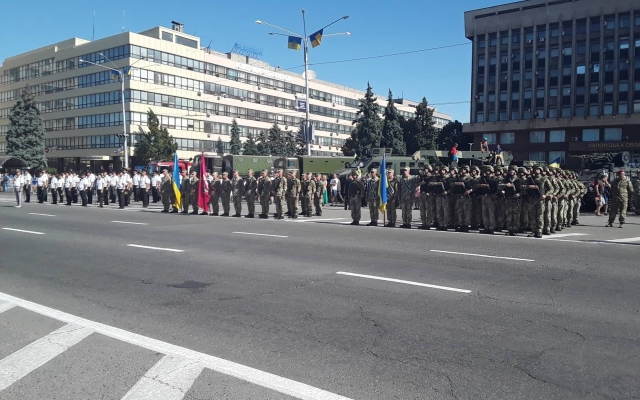 На главной площади собрались полтысячи военных (ФОТО) Фото № 1 На главной площади собрались полтысячи военных (ФОТО) Фото № 1