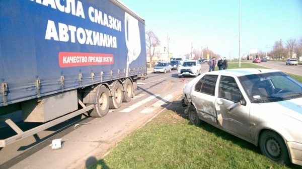 На пешеходном переходе большегруз въехал в легковушку (ФОТО, ВИДЕО) Фото № 4 На пешеходном переходе большегруз въехал в легковушку (ФОТО, ВИДЕО) Фото № 4
