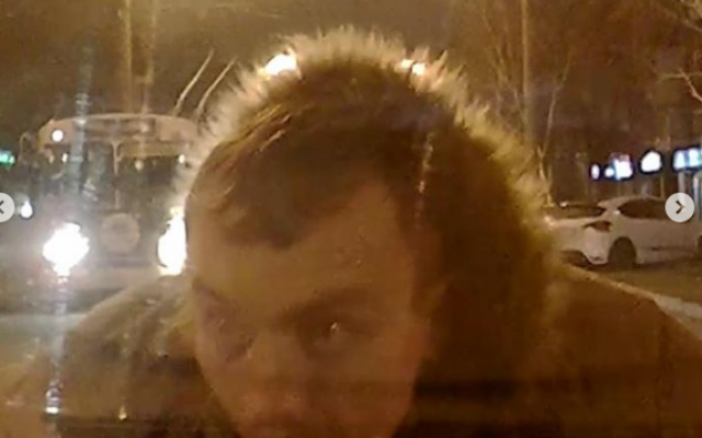 Бросился на капот: В Запорожье неадекватный пешеход ввел в ступор водителя (ВИДЕО) Фото № 0 Бросился на капот: В Запорожье неадекватный пешеход ввел в ступор водителя (ВИДЕО) Фото № 0
