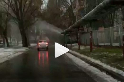 На Космосе из трубы бил фонтан и обливал проезжающие авто (ВИДЕО) Фото № 0 На Космосе из трубы бил фонтан и обливал проезжающие авто (ВИДЕО) Фото № 0