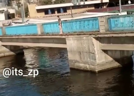 В Запорожье с моста прыгнул ребенок (ВИДЕО) Фото № 0 В Запорожье с моста прыгнул ребенок (ВИДЕО) Фото № 0