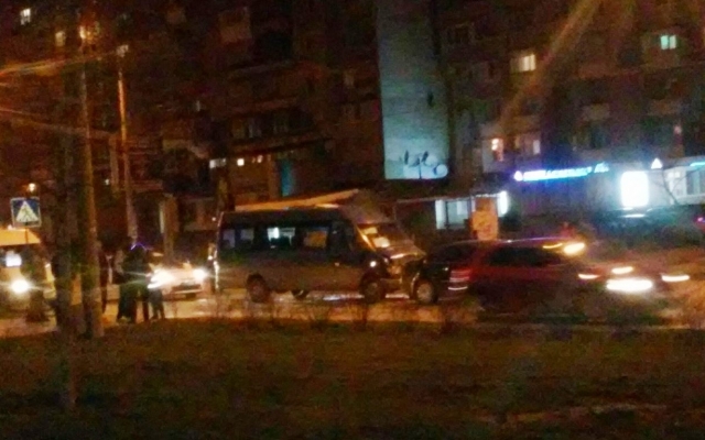 Пару часов назад в Запорожье произошло ДТП с маршруткой Фото № 2 Пару часов назад в Запорожье произошло ДТП с маршруткой Фото № 2