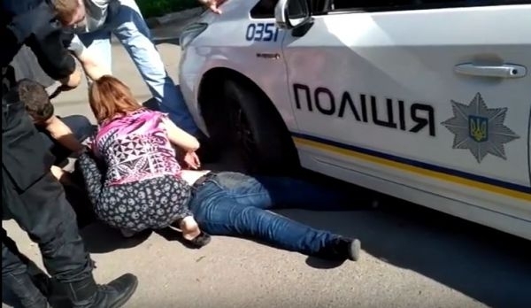 Опубликовано видео наезда полицейских на многодетную мать Фото № 0 Опубликовано видео наезда полицейских на многодетную мать Фото № 0