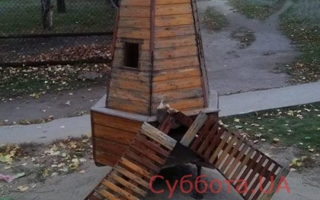 Вандалы разгромили любимую мельницу горожан (ФОТО) Фото № 1 Вандалы разгромили любимую мельницу горожан (ФОТО) Фото № 1