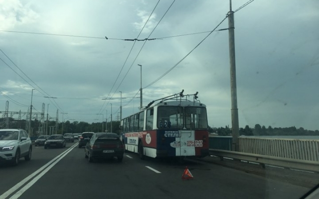 Десятки автомобилей застряли в пробке на плотине (ФОТО) Фото № 0 Десятки автомобилей застряли в пробке на плотине (ФОТО) Фото № 0