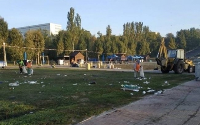 После праздника запорожцы оставили тонны мусора (ФОТО) Фото № 2 После праздника запорожцы оставили тонны мусора (ФОТО) Фото № 2