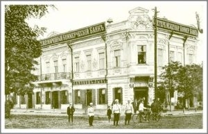 Коммунальщики снимают парапет с самого красивого исторического здания города (ФОТО) Фото № 1 Коммунальщики снимают парапет с самого красивого исторического здания города (ФОТО) Фото № 1