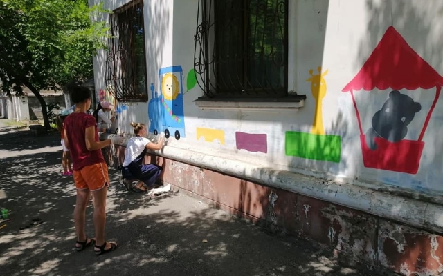 На запорожском курорте рекламу наркотиков закрашивают интересными рисунками (ФОТО, ВИДЕО) Фото № 2