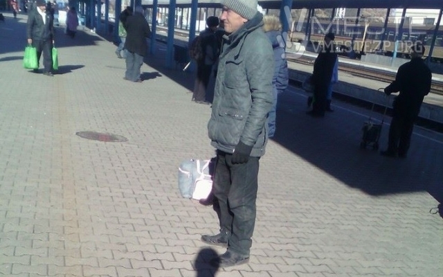 Попрошайка на вокзале никак не насобирает на билет домой Фото № 0 Попрошайка на вокзале никак не насобирает на билет домой Фото № 0