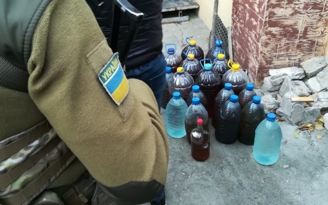 В Бердянске перехватили тонну незаконного алкоголя Фото № 2 В Бердянске перехватили тонну незаконного алкоголя Фото № 2