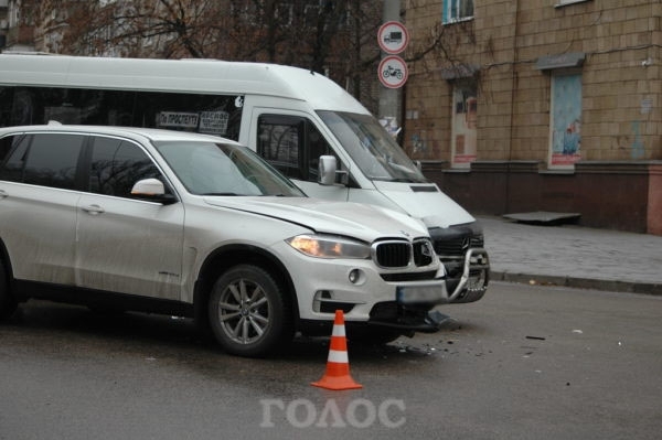На проблемном перекрестке опять авария, теперь с маршруткой Фото № 3 На проблемном перекрестке опять авария, теперь с маршруткой Фото № 3