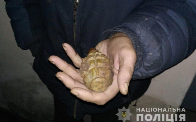 Жителя Запорожья задержали с гранатой в руках Фото № 0 Жителя Запорожья задержали с гранатой в руках Фото № 0