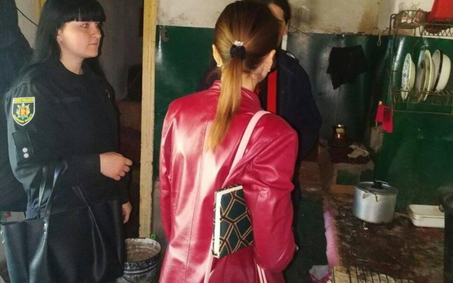 Под Запорожьем у горе-матери отняли троих детей (ФОТО) Фото № 3 Под Запорожьем у горе-матери отняли троих детей (ФОТО) Фото № 3