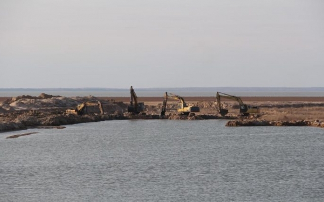 В Кирилловке расчищают промоину между морем и лиманом (ВИДЕО) Фото № 3 В Кирилловке расчищают промоину между морем и лиманом (ВИДЕО) Фото № 3