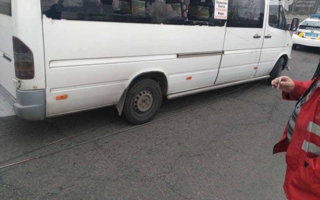 На запорожской дамбе ДТП с маршруткой, двое пострадавших Фото № 1 На запорожской дамбе ДТП с маршруткой, двое пострадавших Фото № 1