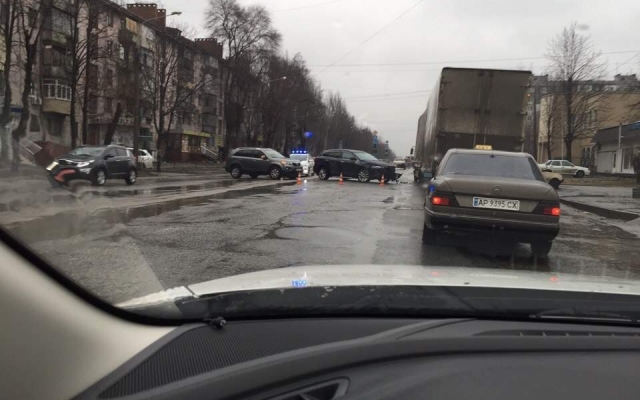 Смотрите: в центре Запорожья ДТП с джипами Фото № 2 Смотрите: в центре Запорожья ДТП с джипами Фото № 2