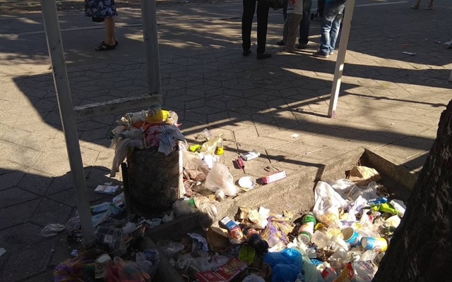 В центре Запорожья остановка завалена мусором (ФОТО) Фото № 3 В центре Запорожья остановка завалена мусором (ФОТО) Фото № 3