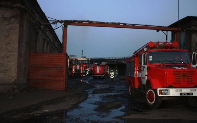 В Запорожье ночью произошел пожар на предприятии, была угроза взрыва (ФОТО) Фото № 6 В Запорожье ночью произошел пожар на предприятии, была угроза взрыва (ФОТО) Фото № 6