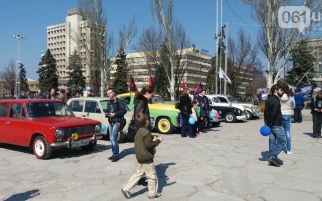 Смотрите: в центре Запорожья выставка ретро-авто Фото № 3 Смотрите: в центре Запорожья выставка ретро-авто Фото № 3