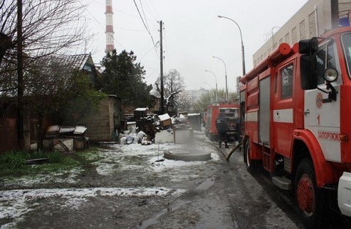 В Запорожье загорелась голубятня Фото № 3 В Запорожье загорелась голубятня Фото № 3