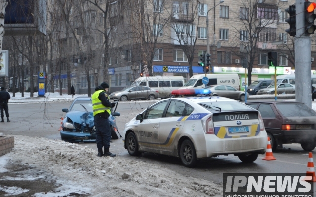 В сети появились фото сегодняшней аварии с пострадавшими в центре Запорожья Фото № 2 В сети появились фото сегодняшней аварии с пострадавшими в центре Запорожья Фото № 2
