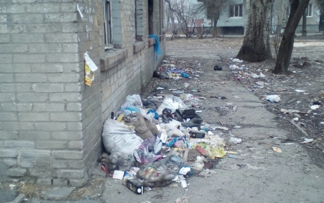 Смотрите: запорожский двор превратился в свалку Фото № 0 Смотрите: запорожский двор превратился в свалку Фото № 0