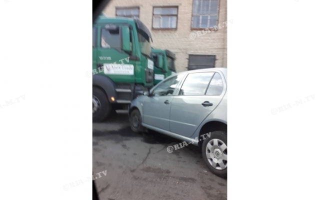 Под Запорожьем легковой автомобиль протаранил большегруз (ФОТО) Фото № 1 Под Запорожьем легковой автомобиль протаранил большегруз (ФОТО) Фото № 1