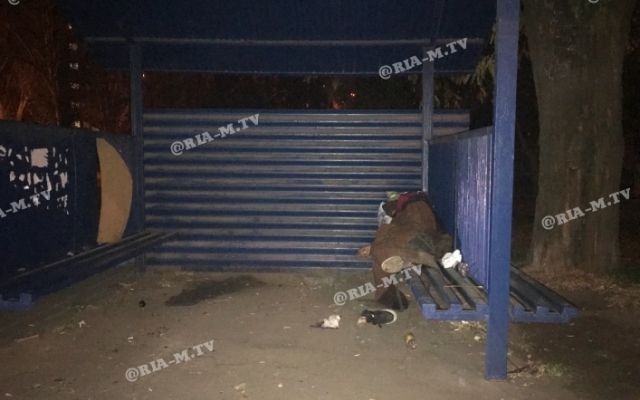 В Запорожской области остановку облюбовали бездомные (ФОТО) Фото № 1 В Запорожской области остановку облюбовали бездомные (ФОТО) Фото № 1
