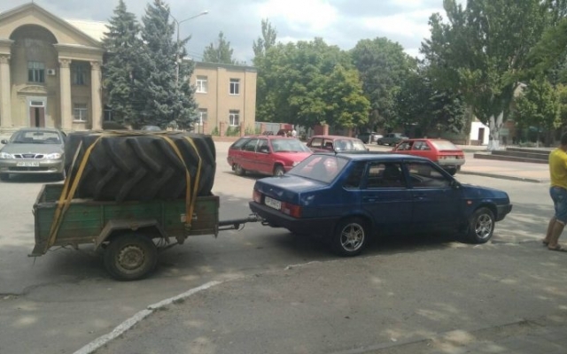 В Запорожской области легковушка возит за собой огромную В Запорожской области легковушка возит за собой огромную