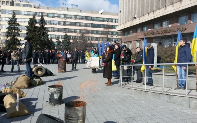 Возле Запорожской ОГА пылают бочки Фото № 0 Возле Запорожской ОГА пылают бочки Фото № 0