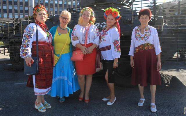 В сети опубликовали яркие фотоснимки известных запорожцев в вышиванках Фото № 5 В сети опубликовали яркие фотоснимки известных запорожцев в вышиванках Фото № 5