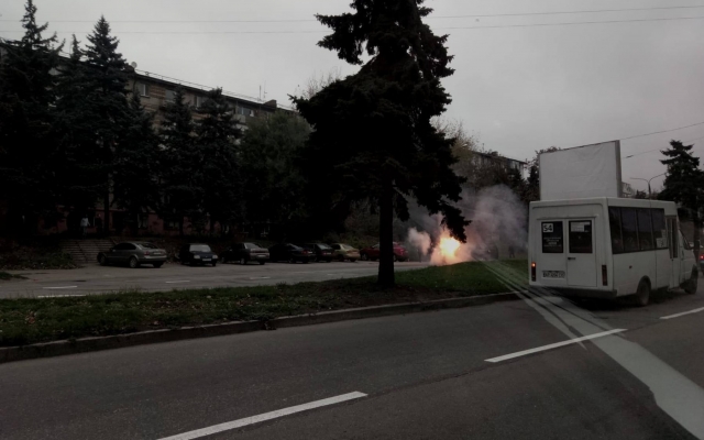 В Запорожье посреди дороги вспыхнул китайский автомобиль (ФОТО) Фото № 3 В Запорожье посреди дороги вспыхнул китайский автомобиль (ФОТО) Фото № 3