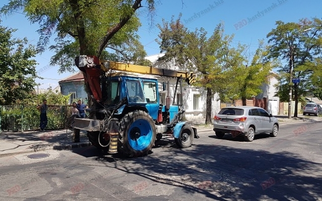 В Запорожской области трактор не разминулся с иномаркой (ФОТО) Фото № 0 В Запорожской области трактор не разминулся с иномаркой (ФОТО) Фото № 0
