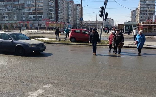 На Песках девушка устроила ДТП и сбежала (ФОТО) Фото № 2 На Песках девушка устроила ДТП и сбежала (ФОТО) Фото № 2