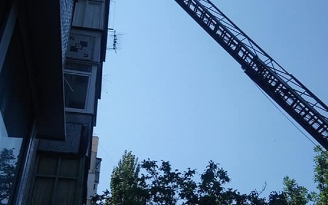 С балкона многоэтажки отчаянно кричит бабушка, зовя на помощь (ФОТО) Фото № 2 С балкона многоэтажки отчаянно кричит бабушка, зовя на помощь (ФОТО) Фото № 2