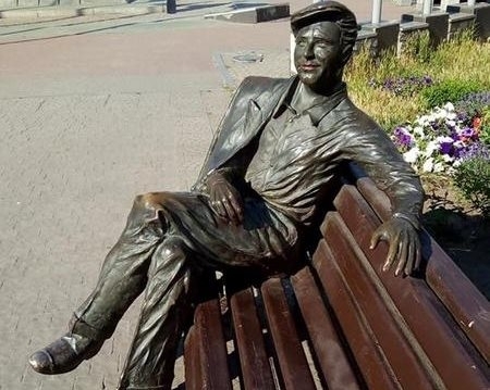 Памятнику на Металлургов сделали маникюр и макияж (ФОТО) Фото № 2 Памятнику на Металлургов сделали маникюр и макияж (ФОТО) Фото № 2