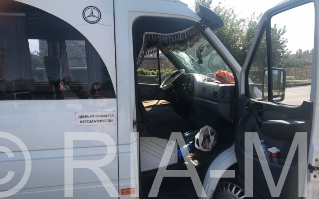 Под Запорожьем микроавтобус врезался в столб (ФОТО) Фото № 2 Под Запорожьем микроавтобус врезался в столб (ФОТО) Фото № 2