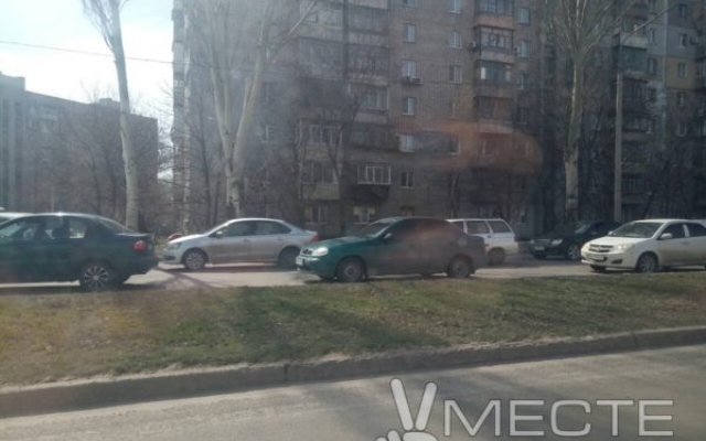 Пробка в Шевченковском районе: рухнул огромный тополь (ФОТО) Фото № 0 Пробка в Шевченковском районе: рухнул огромный тополь (ФОТО) Фото № 0