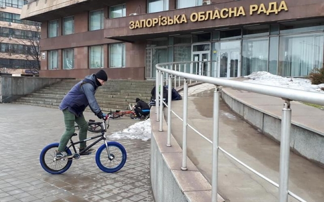 Фотофакт: Экстремалы Запорожья нашли себе новую площадку для отработки трюков Фото № 1 Фотофакт: Экстремалы Запорожья нашли себе новую площадку для отработки трюков Фото № 1