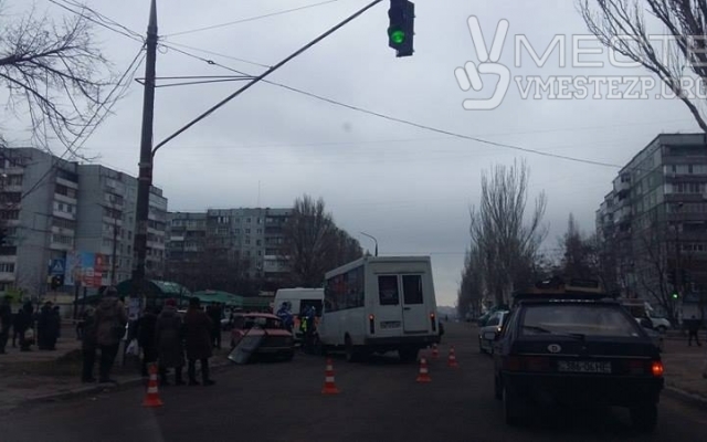 В Запорожье произошло ДТП с маршруткой, есть пострадавшие Фото № 1 В Запорожье произошло ДТП с маршруткой, есть пострадавшие Фото № 1