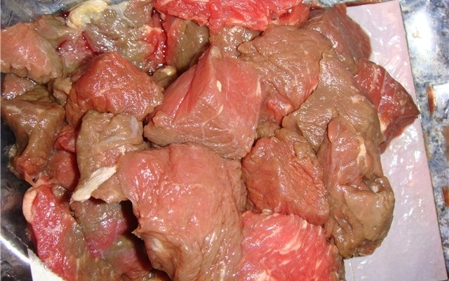 На рынках Запорожья горожанам продают испорченное мясо Фото № 1 На рынках Запорожья горожанам продают испорченное мясо Фото № 1