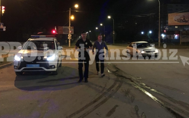 На запорожском курорте свидетели аварии поймали виновника, который хотел убежать (ФОТО) Фото № 2 На запорожском курорте свидетели аварии поймали виновника, который хотел убежать (ФОТО) Фото № 2