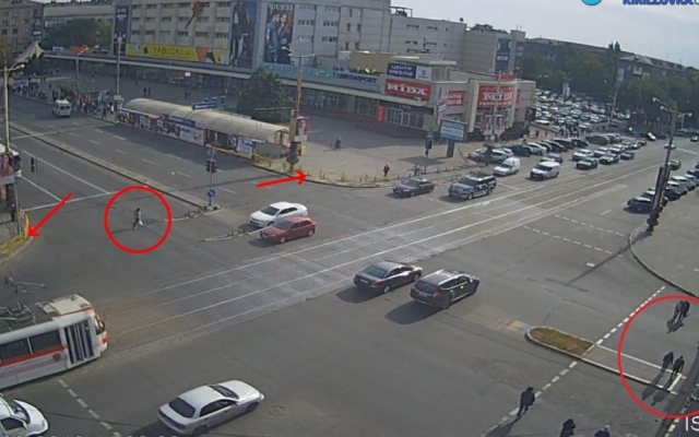 В центре города запорожцы регулярно нарушают ПДД и рискуют своей жизнью (ФОТО) Фото № 1 В центре города запорожцы регулярно нарушают ПДД и рискуют своей жизнью (ФОТО) Фото № 1
