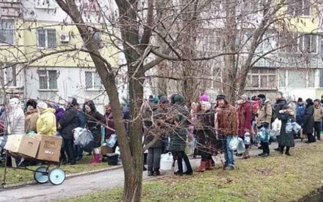 Горожане набирают воду в море: Ситуация в Бердянске попала на центральный телеканал (ВИДЕО) Фото № 0 Горожане набирают воду в море: Ситуация в Бердянске попала на центральный телеканал (ВИДЕО) Фото № 0
