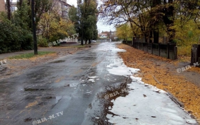 По улицам города текла рекой неизвестная жидкость (ФОТО) Фото № 2 По улицам города текла рекой неизвестная жидкость (ФОТО) Фото № 2