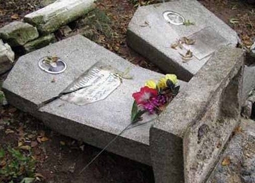 В Запорожской области малолетние вандалы осквернили 23 могилы Фото № 0 В Запорожской области малолетние вандалы осквернили 23 могилы Фото № 0