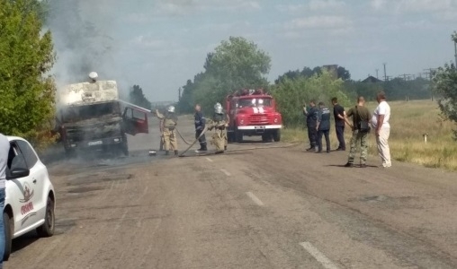 Появилось видео, как на дороге загорелся Появилось видео, как на дороге загорелся
