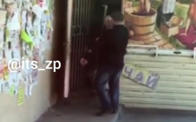 На Чаривной женщина избила мужчину палкой (ВИДЕО) Фото № 0 На Чаривной женщина избила мужчину палкой (ВИДЕО) Фото № 0